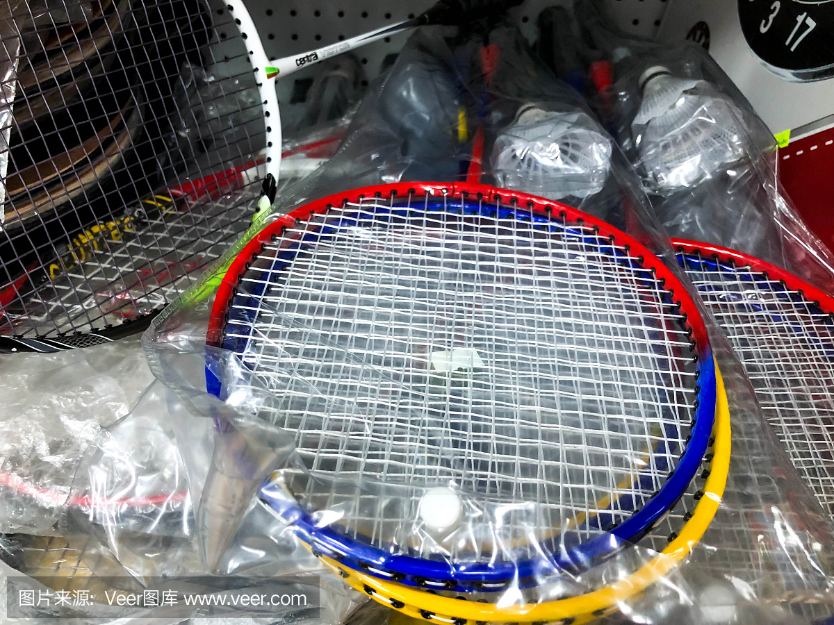 4月27日,以色列里尚勒锡安市,商店里摆满了羽毛球拍